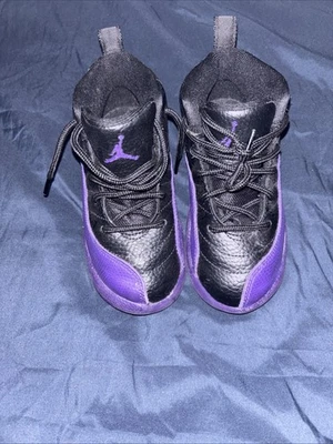 Air Jordan bebê menino retrô tamanho 12 EUA 10C preto roxo - Imagem 1 de 4