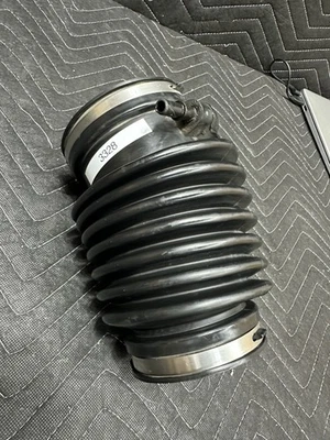 2006 Cadillac DTS 4.6L engine air cleaner outlet duct intake hose tube 21999614 Foto 1 de 4