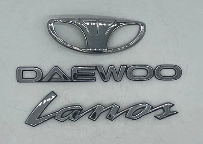 DAEWOO LANOS 1999-2002 TAPA MALETERO TRASERO EMBLEMA LOGOTIPO PLACA DE IDENTIFICACIÓN CROMO Foto 1 de 4