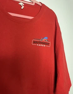 Southwest Airlines Flugzeug Cargo T-Shirt Herren 2XL rot Baumwolle *We Get Ship Done* - Bild 1 von 17