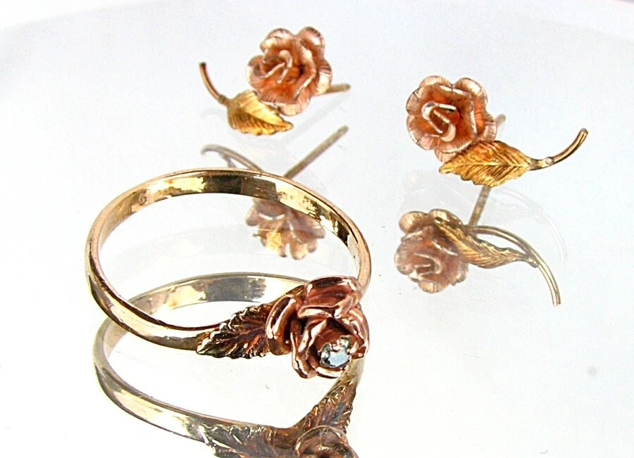 JUEGO DE ANILLOS Y PENDIENTES DE ORO Y DIAMANTES DE 10KT *ORO ROSA Y ROSA c.1970's Foto 1 de 4