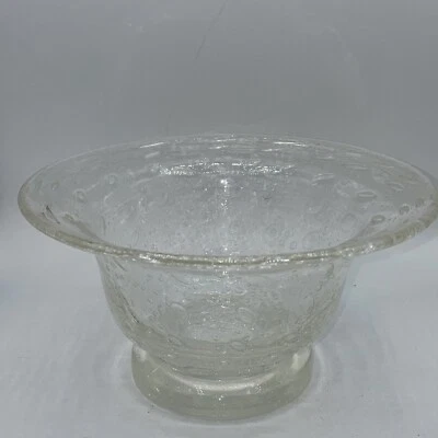 Tazón de burbujas pequeñas Southern Living at Home con patas de vidrio Foto 1 de 4