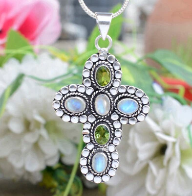 Joyería minimalista de plata de ley 925 con cruz de piedras preciosas y corte de peridoto y piedra lunar Foto 1 de 4