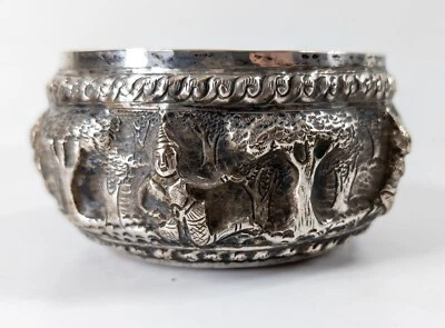 Antiguo cuenco de plata tailandés Repousse con tríos de Buda Tailandia Foto 1 de 4