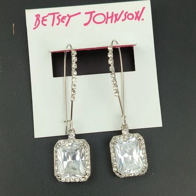  Pendientes colgantes cuadrados con pavé y cristal plateado Betsey Johnson Foto 1 de 4