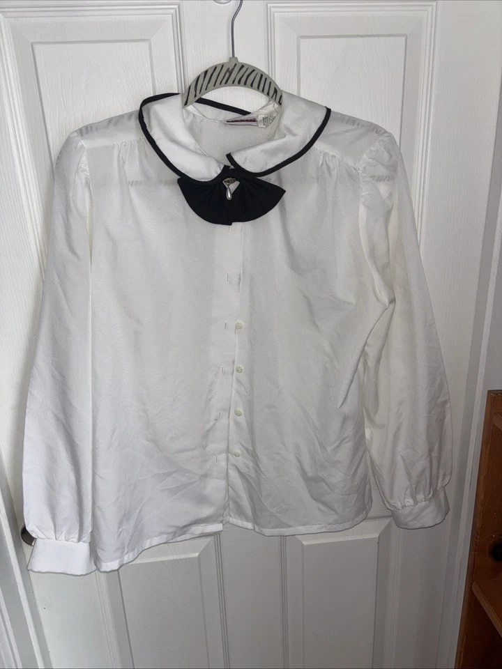 Блузка белая Y2K Judy Bond -с черным галстуком и жемчугом посередине - Изображение 1 из 4