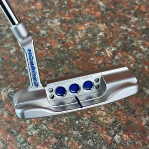 Scotty Cameron 2025 Studio Style Newport vernice blu traslucida personalizzata 34"/354g - Foto 1 di 10
