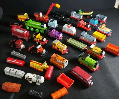 Lote Thomas The Tank Engine Take N Play Die Cast trenes y coches magnéticos Foto 1 de 4