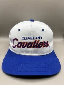 Vintage Cleveland Cavaliers Mütze Kappe Druckknopflasche Sport Spezialitäten Schriftzug weiß blau - Bild 1 von 10