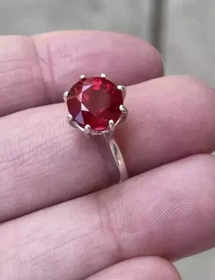 Anillo de boda de rubí creado en laboratorio de corte redondo de 2 quilates enchapado en oro blanco de 14 quilates Foto 1 de 4