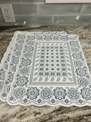 Hermosos manteles individuales de encaje blanco y tela azul Foto 1 de 3