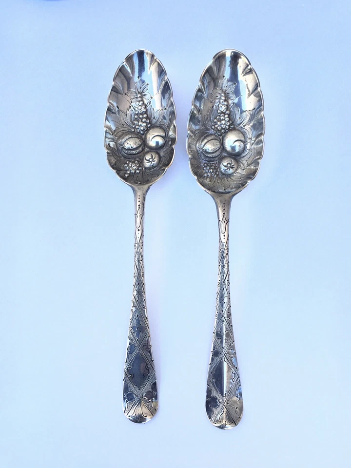 Par de cucharas de bayas esterlinas de Londres Jorge III, 1767 con caja original del siglo XIX Foto 1 de 4