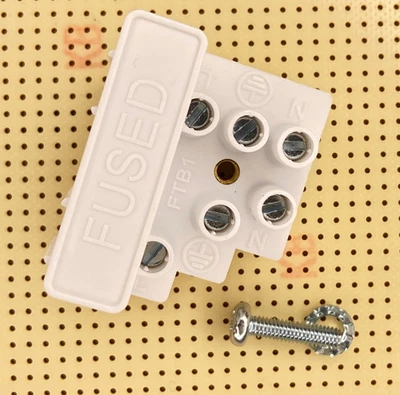 3 Way 13A 4mm2 Fused 1" x 1/4" Earthed Terminal Block 250V Arlen EFA FBT1 - Image 1 of 4