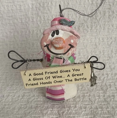 Muñeco de nieve Un buen amigo da adorno de Navidad de arcilla de vino Foto 1 de 4