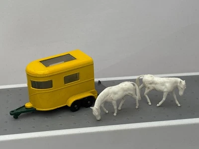 Matchbox MB43 Pony Trailer with Both Original Horses Excellent  Dark Green Base - Image 1 of 4