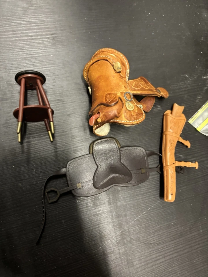 Sillín de caballo pequeño de cuero miniatura vintage decoración occidental con extras Foto 1 de 4