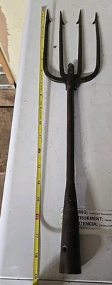 Antigua herramienta de concierto de rana anguila pescado de 4 dientes 19" lanza forjada a mano cabeza de tenedor de pesca  Foto 1 de 4