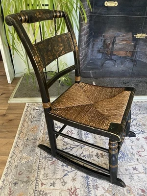 Mecedora Hitchcock antigua con plantillas y asiento Rush. Foto 1 de 4