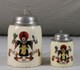 2 Old Münchner Kindl Stoneware Beer Mugs - Frauenkirche As Dauemendrücker/S99 2 Old Münchner Kindl Stoneware Beer Mugs - Frauenkirche As Dauemendrücker/S99