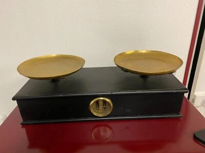 Ancienne balance de boulanger avec plateaux poinçonnés - Photo 1/4