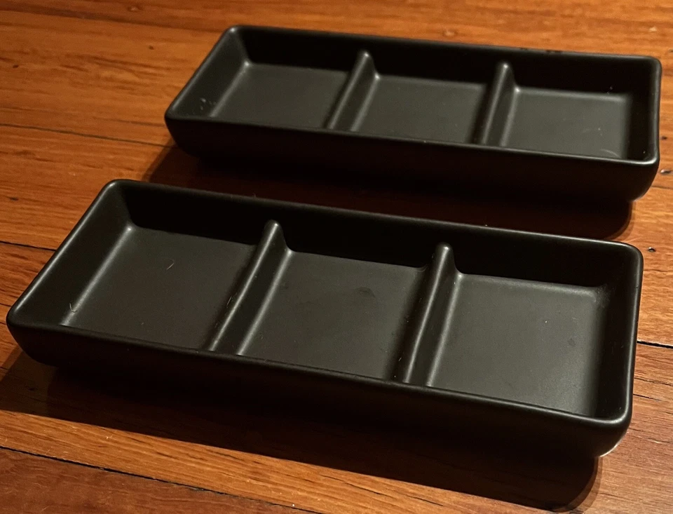 2 platos pequeños Maxwell Williams negros para servir Foto 1 de 3