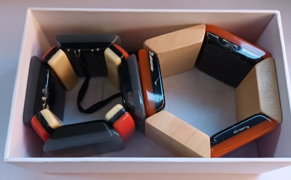 Juego de dos pulseras elásticas Marni en tonos grises y naranjas Foto 1 de 4