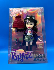 Muñeca Bratz Kumi Lucky Bug 10" #584674 con 2 trajes pincel y póster 2022 MGA NUEVA - Imagen 1 de 9