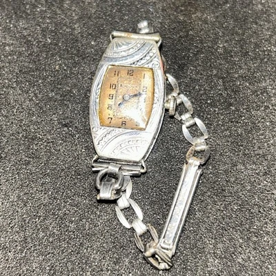 Relógio de pulso vintage feminino Deco Design Bulova com esmeraldas e diamantes 14K GF - Imagem 1 de 4