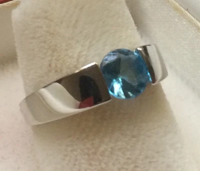 Anillo de compromiso redondo de topacio azul suizo pavé de plata de ley de $450 de 6 mm Foto 1 de 4