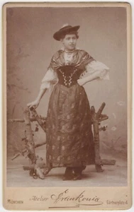 PRETTY YOUNG WOMAN : FASHIONISTA : MUNICH, GERMANY : CARTE DE VISITE - Picture 1 of 3