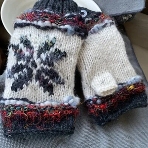 Hand Knit Wool “Fingerless Gloves” Drk Gray Snowflake Fleece Lined Made in Nepal - Picture 1 of 4