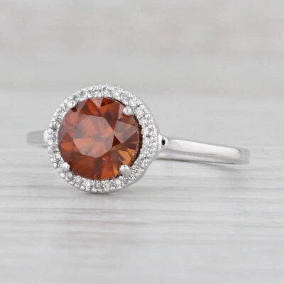 Anillo redondo con halo de diamantes de circón naranja de 1,69 quilates de oro blanco de 14 k talla 7 Foto 1 de 4