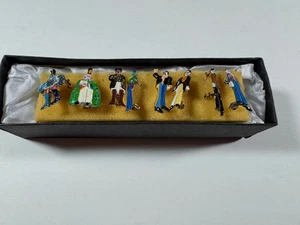 BEATLES VINTAGE PINS Original Set of 8 ENAMELED YELLOW SUBMARINE METAL FIGURINES - Picture 1 of 4