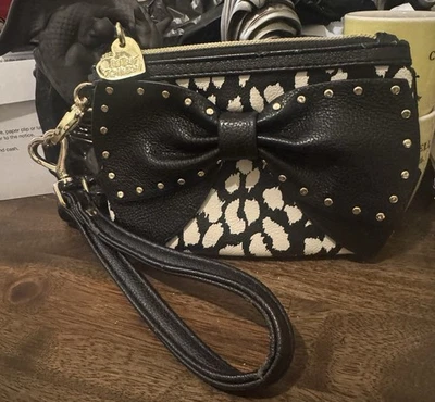 Estuche de identificación de muñeca Betsy Johnson arco estampado animal herrajes dorados en blanco y negro Foto 1 de 4