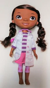 Disney Jr. Doc McStuffins 14 Zoll Puppe Original Outfit mit Stethoskop - Bild 1 von 2