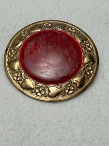 Vintage Runde Brosche Rot Gold Kleeblatt Herz Muster Handarbeit Mini Accessoire - Bild 1 von 3