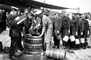 20 FOTOS ROYAL NAVY RUM/GROG AUSGABE 1905-1970  - Bild 1 von 6