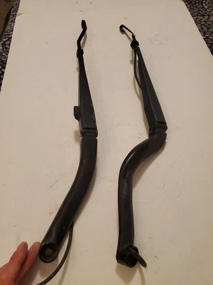 2000 2005 CADILLAC DEVILLE BRAÇOS DE LIMPADOR DE PARA-BRISA ESQUERDO E DIREITO FABRICANTE DE EQUIPAMENTO ORIGINAL  - Imagem 1 de 4