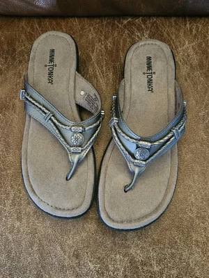Sandalias de cuero para mujer Minnetonka talla 8 Silverthorn metálicas plateadas nuevas sin etiquetas Foto 1 de 4
