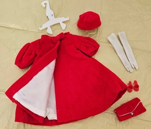 Muñeca Barbie - Abrigo Rojo Acampanado #939, Guantes, Monedero, Zapatos, Sombrero - Imagen 1 de 1