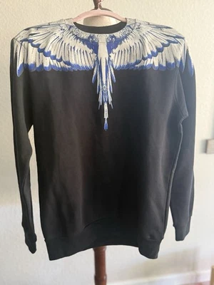 Marcelo Burlon 蓝色和白色羽毛黑色运动衫。 小号,PTP22 — 第 1/2 张图片