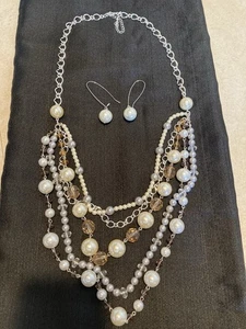 2010 AVON Faux Perle & Perle Silber Ton Multi Strang Halskette Ohrringe Box Set - Bild 1 von 18