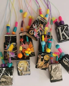 Festivalkette. Einzigartige Collage Design Streichholzschachtel Stil Anhänger mit Perlen - Bild 1 von 23