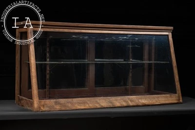 Vitrina antigua de dos niveles de roble y vidrio Foto 1 de 4