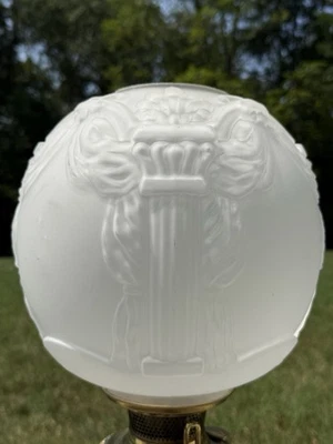 "Antigua lámpara de aceite para banquetes de vidrio satinado grande en relieve pantalla de bola 4"" ajustadora" Foto 1 de 4