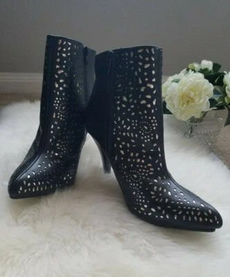 Botines Cushion Walk By Avon para mujer talla 8 negros con manchas doradas  Foto 1 de 4