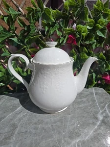 Tetera vintage 1984 Royal Albert For All Seasons Daybreak blanca en relieve 21/4pt - Imagen 1 de 16