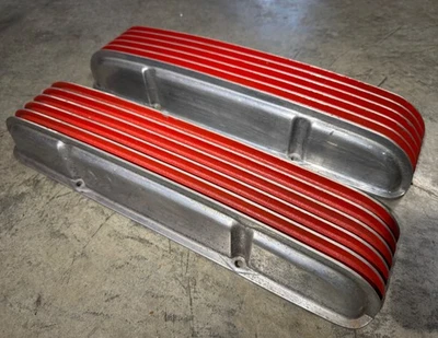 Cubiertas de válvula de aluminio con aletas Cal Custom SBC 40-2000 bloque pequeño Chevy Foto 1 de 4