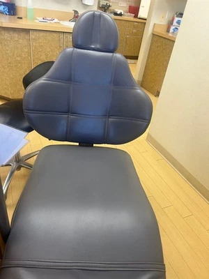 Lote de 3 sillas de examen de ortodoncia Boyd M-2000FB con unidades laterales CSU-362 Foto 1 de 4