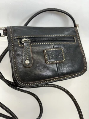 Bandolera Fossil Vintage Cuero Negro Pequeños Bolsillos Forrados Hebilla Cremallera Foto 1 de 4